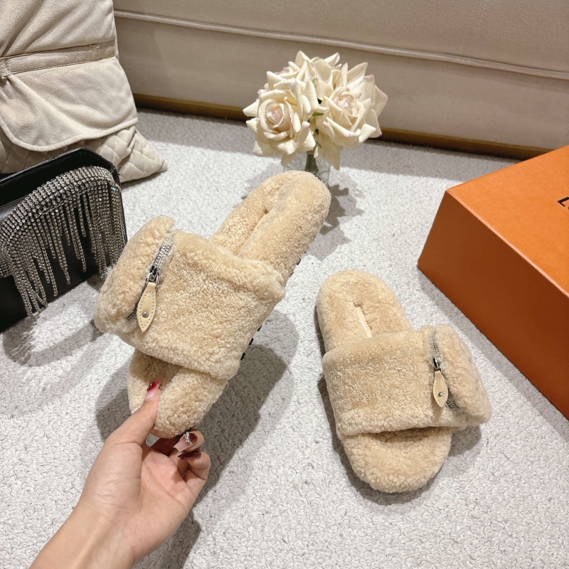 l0vis Vvtt0n slippers
